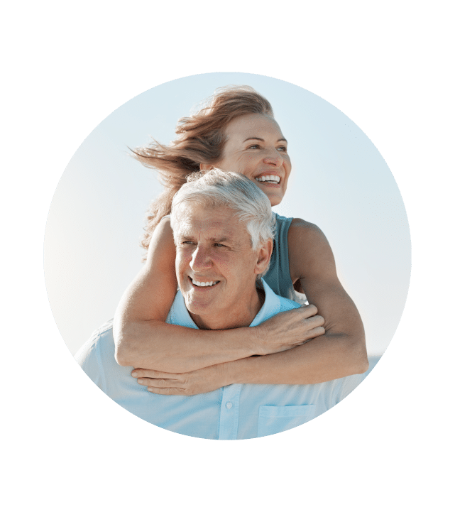 Pareja feliz abrazándose, símbolo del bienestar tras terapia regenerativa