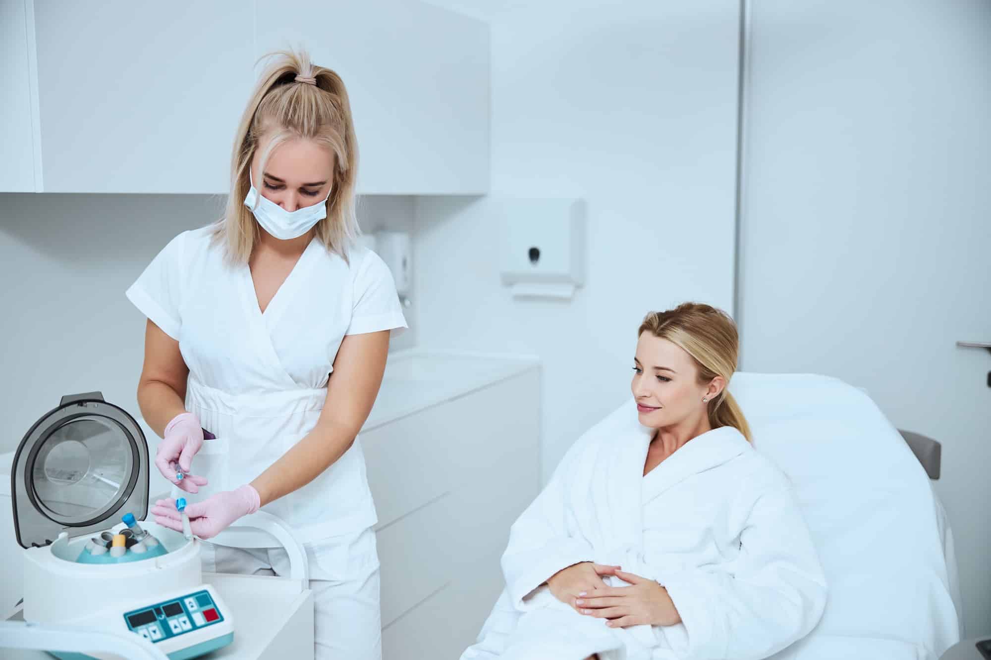 Doctor haciendo servicio de celulas madre inyectadas