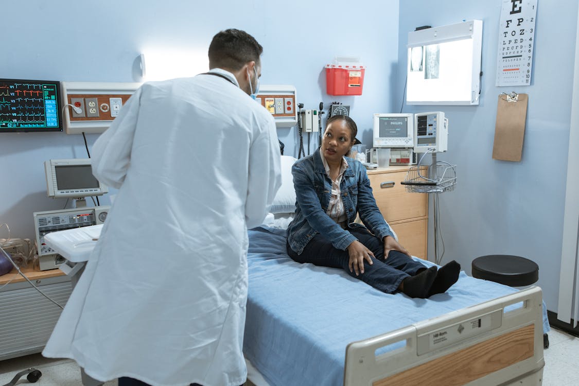 Doctor discussing stem cell therapy results with patient in clinic